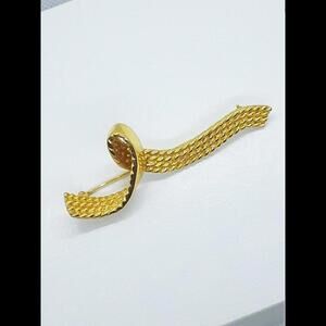 Elegant Gold-tone Ribbon Brooch - Stylish Accessories for Any Occasion